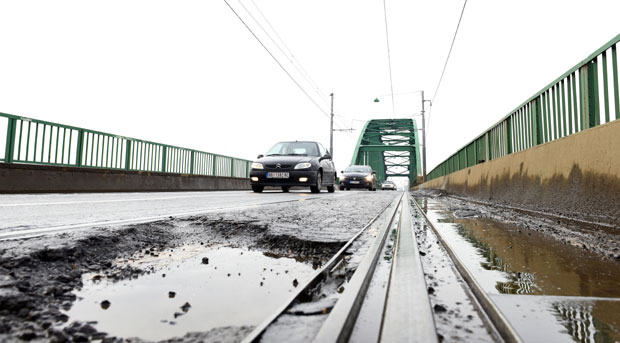 Савски мост: Да избегну кратере, возе по шинама